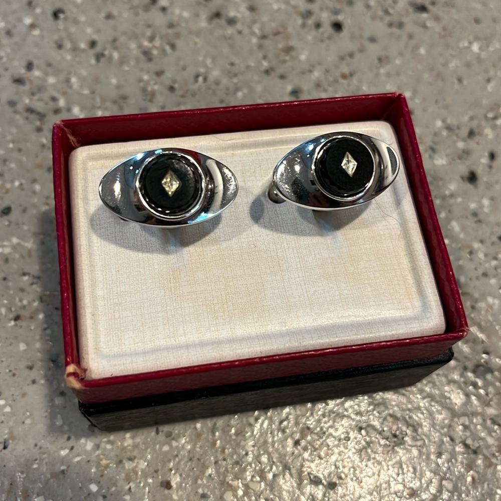 VINTAGE MULTIFACETED BLACK GLASS AND SILVER TONE CUFF LINKS